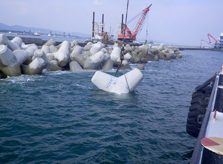 写真-5　海水練りコンクリートを適用した港湾用ブロック（相馬港） img