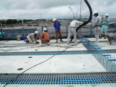 写真-2.1　富山新港LNG火力発電所でLNG受入桟橋にFA混和PC床版を設置した工事例（北陸電力提供，2016年撮影） img