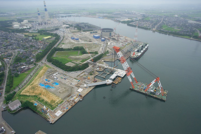 写真-2.2　富山新港LNG火力発電所でLNG受入桟橋にFA混和PC床版を設置した工事例（北陸電力提供，2016年撮影） img